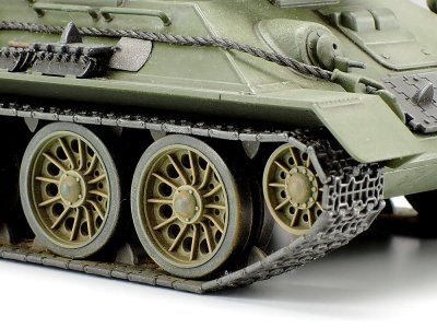 Zoom bild av Russian Medium Tank T-34-85 1/48 Tamiya