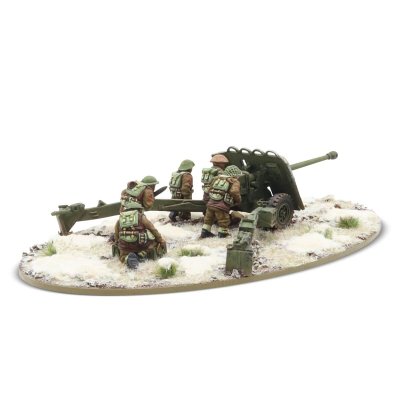 Zoom bild av 17 pdr anti-tank gun with British infantry (winter) crew 28mm Bolt Action Warlord Games