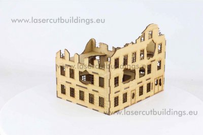 Zoom bild av Lägenhetshus i vinkel raserat (28mm)